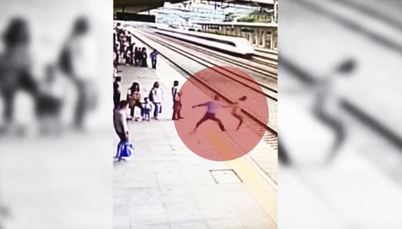 Mujer intentó suicidarse saltando a las vías del tren en China. (Captura / YouTube)