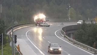 Pierde el control de su auto y origina espeluznante accidente en autopista de Eslovenia