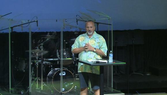 El pastor Paul Van Noy se viene recuperando del coronavirus. (Foto: Captura YouTube)