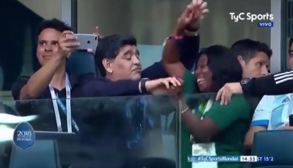 Diego Armando Maradona mostró toda su alegría bailando con una hincha nigeriana. El video se viralizó en Facebook.  Imágenes: Captura de pantalla