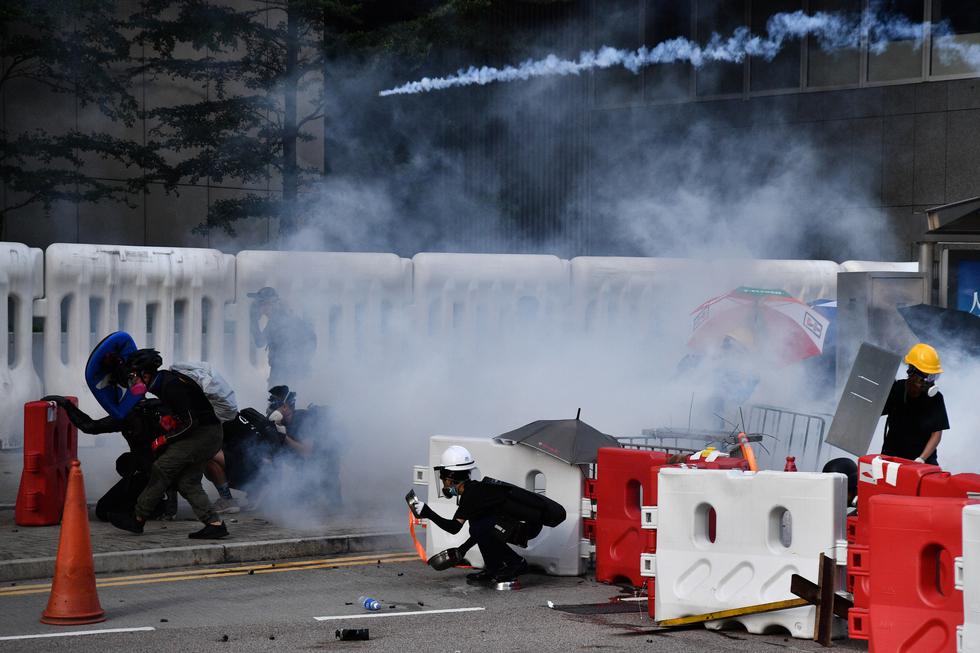 La policía intenta desalojar a activistas radicales que bloquean una autopista urbana en el barrio popular de Wong Tai Sin. (Fuente: AFP)