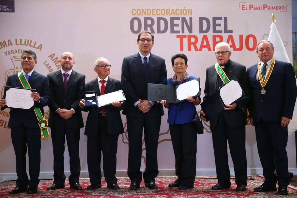 Foto final del presidente Vizcarra con los cinco condecorados. (Presidencia)