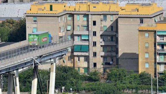 El suceso ocurrió en torno a las 12.00 hora local del martes, cuando un tramo de unos cien metros del puente Morandi se vino abajo y sepultó bajo los escombros a varios vehículos.. (Fuente: AP)