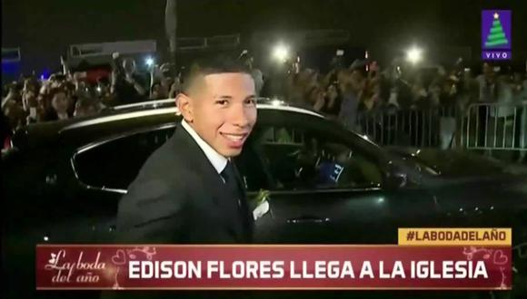 Edison Flores se dio un tiempo para saludar al público que se encontraba en el recinto.  (Captura de pantalla)