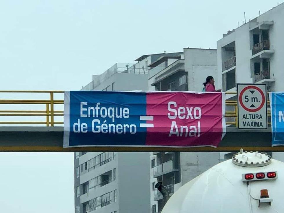 Esta mañana aparecieron carteles instalados en varios puentes de la Vía Expresa. (Fotos: Twitter)
