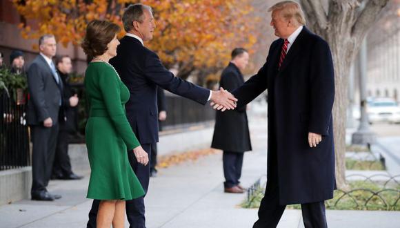 Al llegar a la Blair House, las cámaras captaron un apretón de manos entre Trump y Bush, ambos sonrientes. (Foto: EFE).