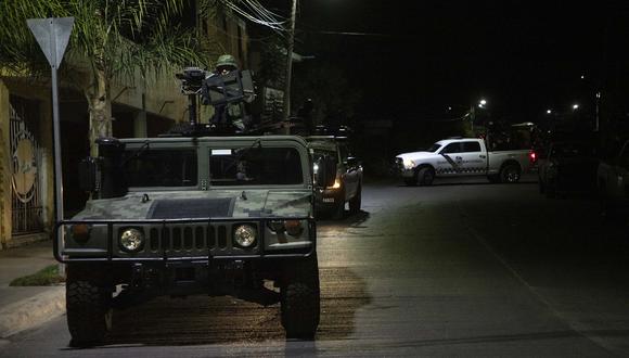 Elementos de la Guardia Nacional y soldados del Ejército Mexicano patrullan los alrededores de un predio, en el municipio de Zinapecuaro, Estado de Michoacán, México, la madrugada del 28 de marzo. 2022. (Foto de ENRIQUE CASTRO / AFP)