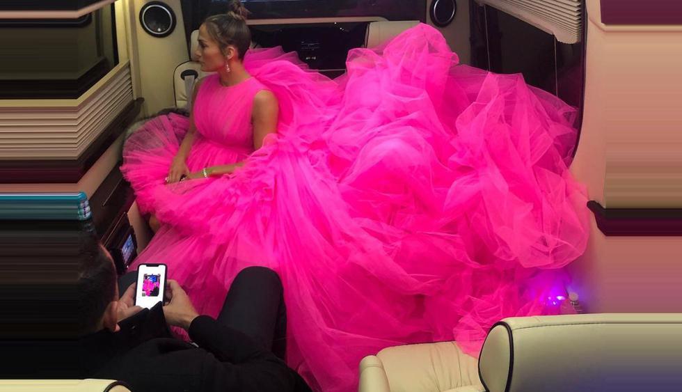 Jennifer López lució un extravagante vestido en el estreno de la película “Second Act”. (Foto: @jlo)