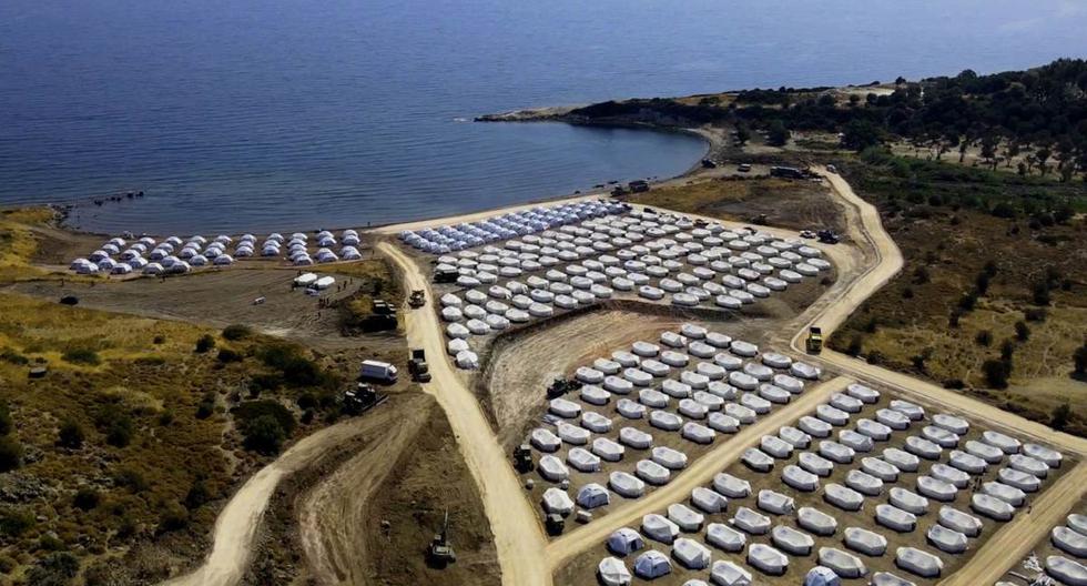 Una imagen referencial tomada con un dron muestra una vista aérea del nuevo campamento temporal cerca de Kara Tepe en la isla de Lesbos, Grecia, el 18 de setiembre de 2020. (EFE/EPA/VANGELIS PAPANTONIS).