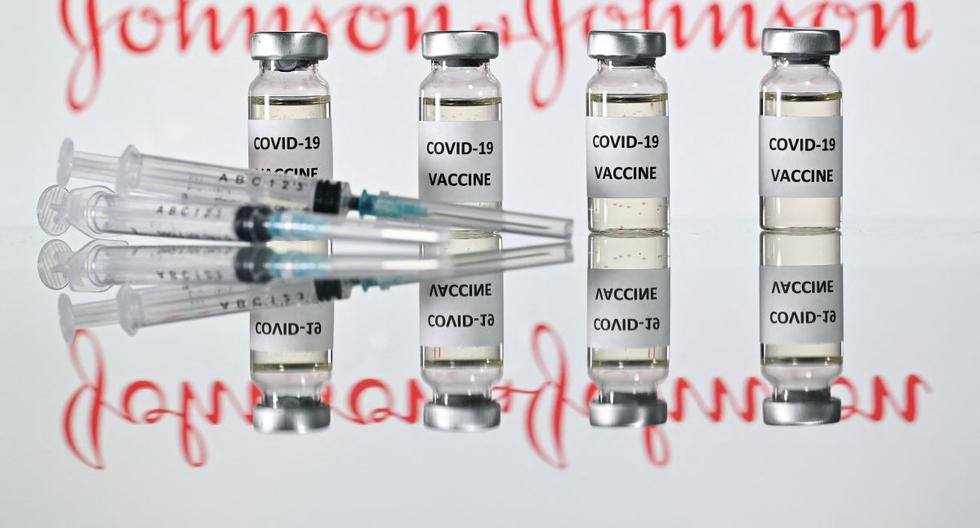 Una foto de archivo tomada el 17 de noviembre de 2020 muestra viales con adhesivos de la vacuna Covid-19 y jeringas con el logotipo de la compañía farmacéutica estadounidense Johnson & Johnson. (JUSTIN TALLIS / AFP).