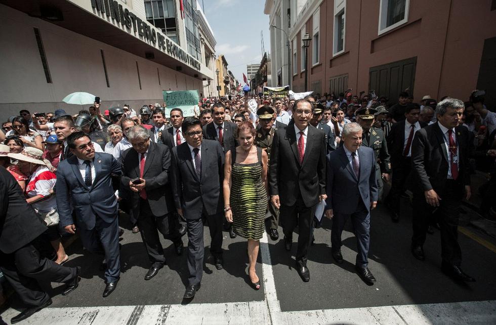 Martín Vizcarra llegó al Congreso acompañado de manifestantes que apoyan a Rafael Vela y Domingo Pérez. (Anthony Niño de Guzmán)