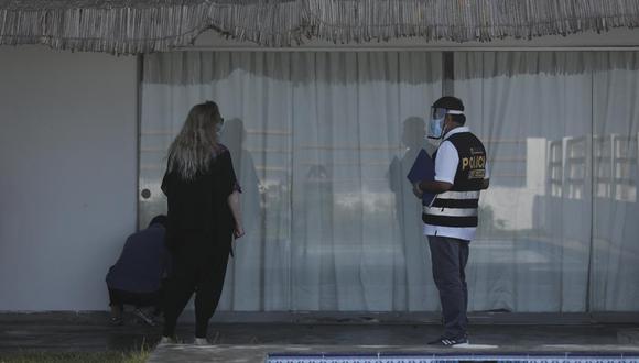 Efectivos de la Divsepen acudieron a la casa de Susana Villarán en Lurín para inspeccionarla por segunda vez. (Leandro Britto/GEC)