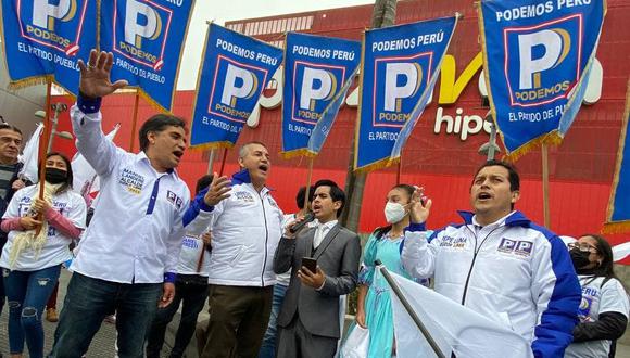 José Luna Morales (derecha) al lado de Daniel Urresti (al medio), que quiere ser alcalde de Lima. (Facebook: Podemos Perú)