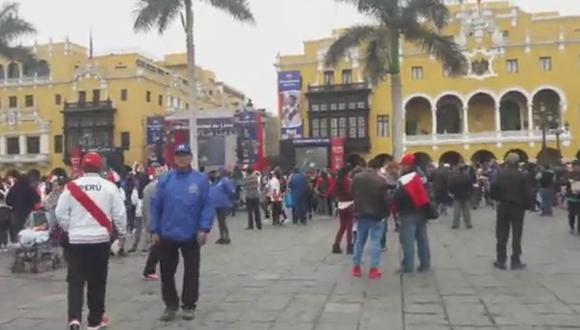 Hinchada peruana se acumula en la Plaza de Armas para ver el partido Perú vs. Dinamarca.