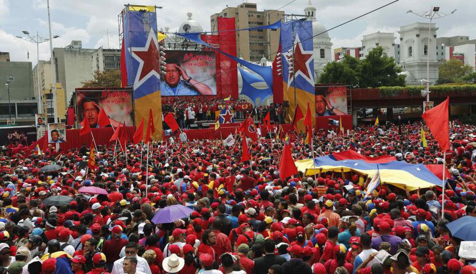 Planeada al milímetro, la multitudinaria ceremonia impidió que el líder de la oposición Henrique Capriles formalice su propia candidatura. (Reuters)