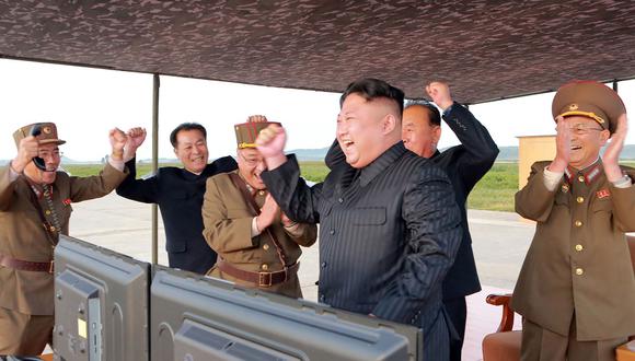 Kim Jong-un y la foto que demuestra su felicidad al ver despegar un misil. (AFP)