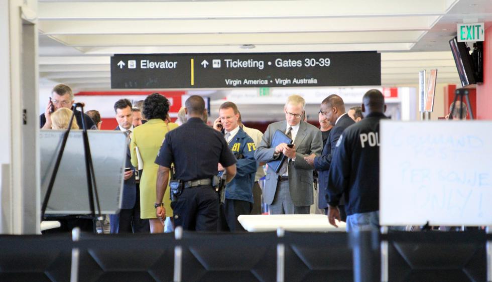 La Policía incrementó la seguridad y el registro de los pasajeros dentro del terminal aéreo. (AP)