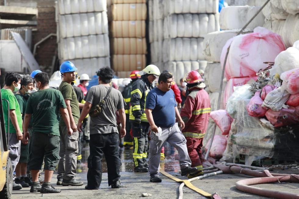 El incendio registrado en un almacén de algodón, ubicado en la cuadra 23 de la Av. Maquinarias fue confinado con la ayuda de más de 10 unidades de bomberos. (Foto: Andrés Paredes/GEC)