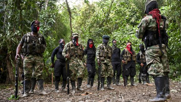 Integrantes del frente Ernesto Che Guevara, perteneciente a la guerrilla del Ejército de Liberación Nacional (ELN), hacen fila en la selva del Chocó, Colombia, el 23 de mayo de 2019. (Foto de Raúl ARBOLEDA / AFP)
