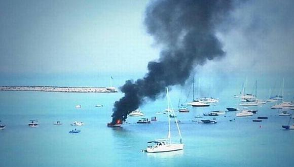 Embarcación se incendió en el Callao. (@svillavicencioj)