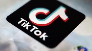 Niña de 10 años muere asfixiada en Italia al participar en un reto de TikTok 