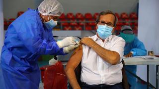 COVID-19: Alcalde de Miraflores, Luis Molina, fue vacunado con la primera dosis de Pfizer