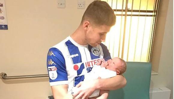 Premier League: Conoce la historia del futbolista que pidió cambio para ir a ver a su hijo recién nacido. (Facebook)