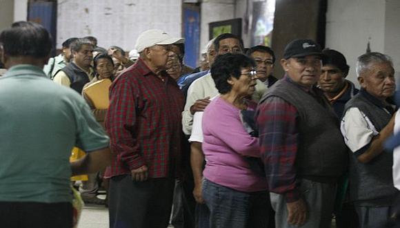 Caos y desorden en el local de la Asociación de Fonavistas. (Perú21)