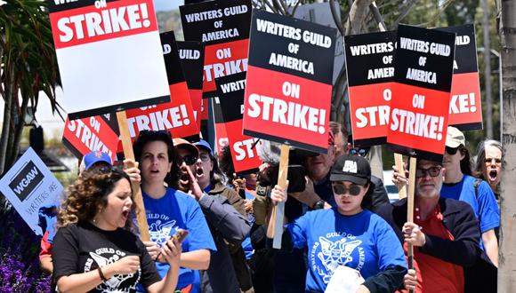 Miembros del Sindicato de Guionistas de Estados Unidos comenzaron su huelga indefinida. (Foto: Frederic J. Brown / AFP)