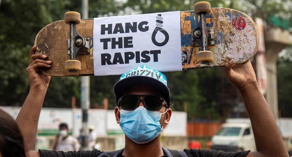 Un estudiante muestra un cartel pegado a su skate en el que se lee, en inglés, "colgad al violador" durante una manifestación contra las violaciones y agresiones sexuales a mujeres en Bangladesh. (EFE/ Monirul Alam).