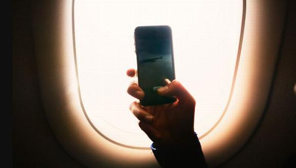 Empresario halló iPhone que se le cayó en pleno vuelo y aún funcionaba. (Getty)