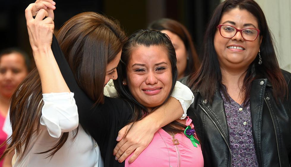 "Gracias a Dios se hizo justicia", expresó Evelyn Hernández, luego de ser absuelta por una corte en El Salvador, acusada de abortar en 2016. (Foto: AFP)