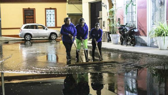 Las calles de La Punta amanecieron llenas de agua de mar (Foto: Joel Alonzo / GEC).