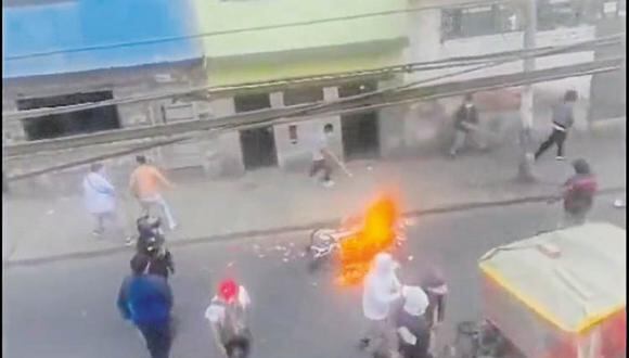 La batalla campal en El Agustino entre mototaxistas y extorsionadores no solo es un peligro para las víctimas, sino que pone en riesgo a vecinos, señala la columnista.