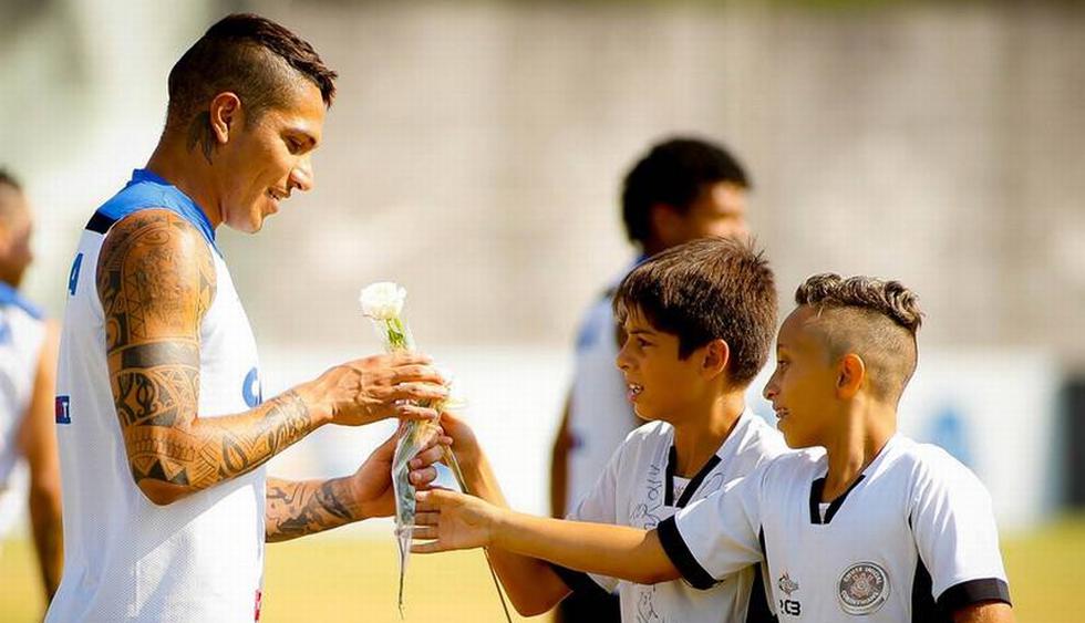 El peruano Paolo Guerrero también recibió una rosa blanca ante la dura situación que pasa el ‘Timao’. (Facebook)