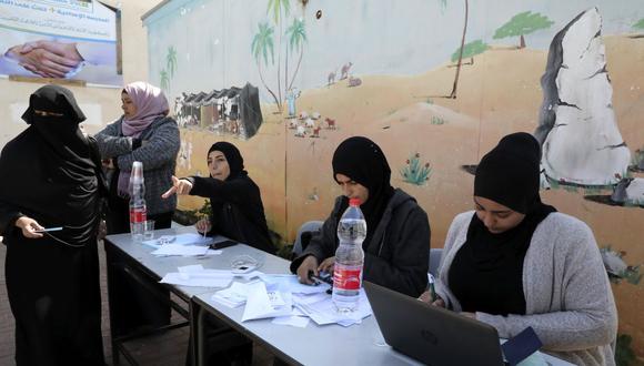 Israelíes votan durante las elecciones parlamentarias en la ciudad beduina de Tal al-Sabaa, en el sur de Israel. (Foto: AFP)