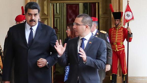 Nicolás Maduro y su canciller, Jorge Arreaza, caminan juntos. (Foto: AFP)