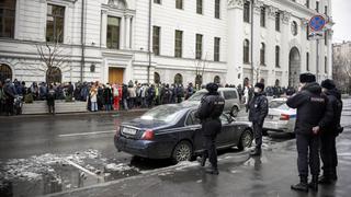 Rusia: sujeto armado irrumpe en centro administrativo de Moscú y mata a dos personas