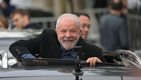 El expresidente brasileño (2003-2010) y candidato del izquierdista Partido de los Trabajadores (PT) Luiz Inacio Lula da Silva sonríe desde un automóvil durante las elecciones legislativas y presidenciales, en Sao Paulo, Brasil, el 2 de octubre de 2022. (Foto de ERNESTO BENAVIDES/AFP)