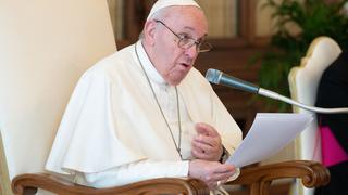 El papa ordena recortes salariales a cardenales y clérigos para salvar puestos de empleados comunes 