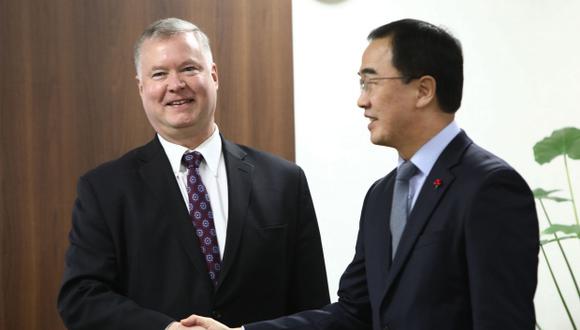 El ministro de Unificación de Corea del Sur, Cho Myoung-gyon, y Stephen Biegun, representante especial de Estados Unidos para Corea del Norte, se reúnen para discutir los problemas nucleares de Corea del Norte. (Foto: EFE)