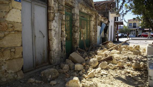 Después del principal terremoto, el Observatorio de Atenas registró más de treinta réplicas en cinco horas, la más importante de ellas de magnitud 4,6. (Foto: Costas Metaxakis / AFP)