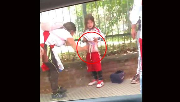 River Plate vs. Boca Juniors: indignación por video en el que una mujer pega bengalas al cuerpo de una niña para introducirlas al estadio Monumental. (Foto: captura)