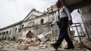 Terremoto deja al menos 93 muertos