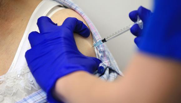 Imagen referencial. Una enfermera administra una dosis de la vacuna Pfizer-BioNTech COVID-19 a un paciente en un consultorio médico. (Lindsey Parnaby / AFP).