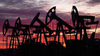 Petróleo sube 2% por reportes de reunión entre Arabia Saudita y Rusia que calma a los inversores