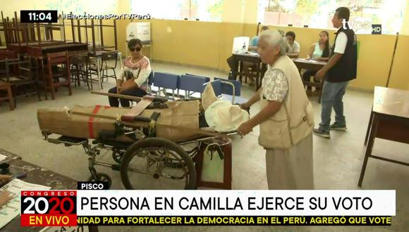 La madre llegó con su hija en una camilla para que pudiera votar y así evitar la multa. (Foto captura: TV Perú Noticias)