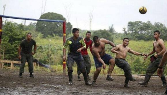 Guerrilleros se divierten jugando fútbol. (Foto: AP)