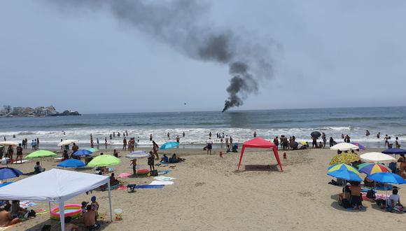 Incendio fue 1.5  kilómetros de la orilla. (PNP)