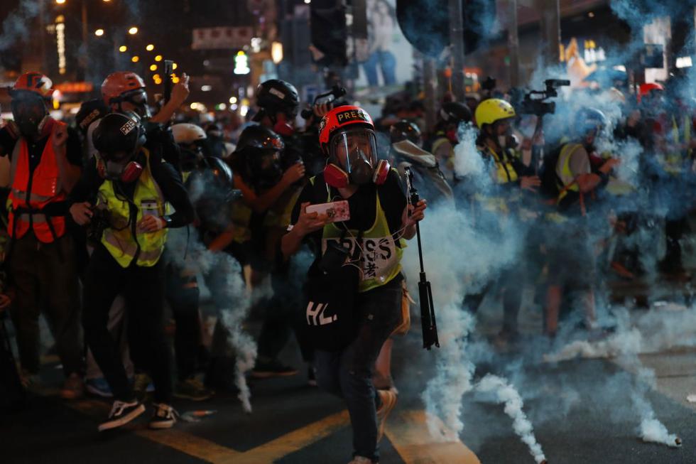 Los incidentes violentos volvieron este fin de semana a las calles de Hong Kong tras una concentración ilegal en apoyo a varios colectivos de la ciudad, que acabó siendo dispersada por la policía con gases lacrimógenos, spray pimienta y cañones de agua antidisturbios. (Foto: EFE)